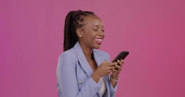 Zakelijke Zwarte Vrouw Studio Telefoon Voor Het Lachen Met Een — Stockvideo