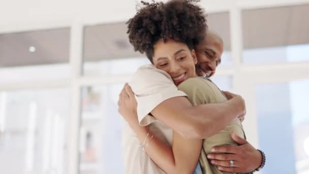 Pár Láska Objetí Úsměvem Doma Pro Štěstí Romantiku Kvalitní Čas — Stock video