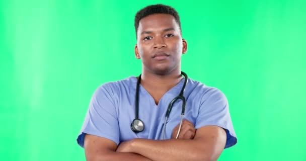 Πρόσωπο Νοσοκόμα Και Μαύρος Χέρια Σταυρωμένα Πράσινη Οθόνη Στο Στούντιο — Αρχείο Βίντεο