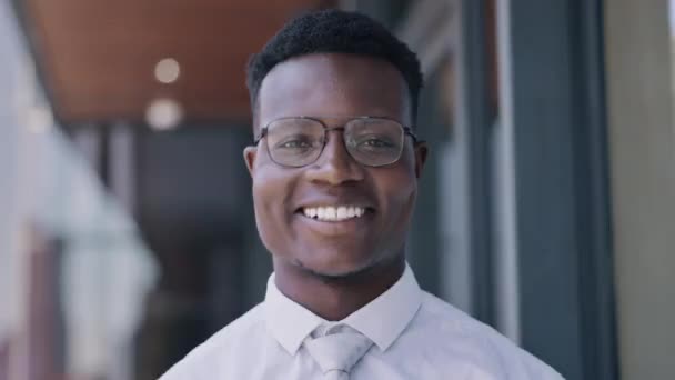Großaufnahme Lächeln Und Gesicht Eines Geschäftsmannes Vor Einem Bürogebäude Glücklich — Stockvideo