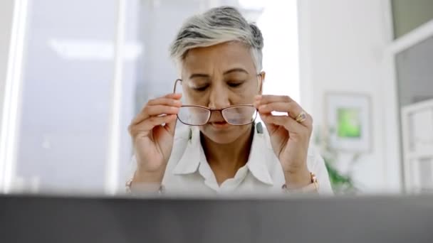 Göz Ağrısı Baş Ağrısı Kadını Dizüstü Bilgisayarında Endişe Akıl Sağlığı — Stok video