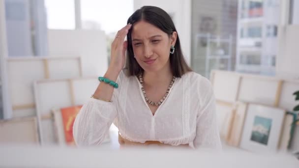 Mujer Pensando Idea Estudio Arte Con Una Artista Femenina Lluvia — Vídeos de Stock