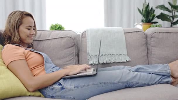 Pesquise Laptop Relaxe Com Mulher Sofá Sala Estar Para Mídias — Vídeo de Stock