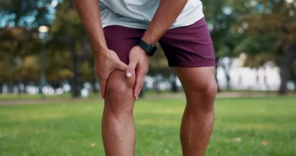 Knee Pain Fitness Park Man Legs Injury Nature Challenge Performance — Stock Video