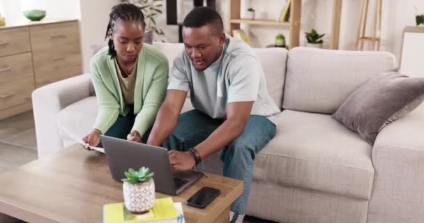Bir Çift Faturalar Dizüstü Bilgisayar Evlerinde Finans Bütçe Tasarruf Için — Stok video
