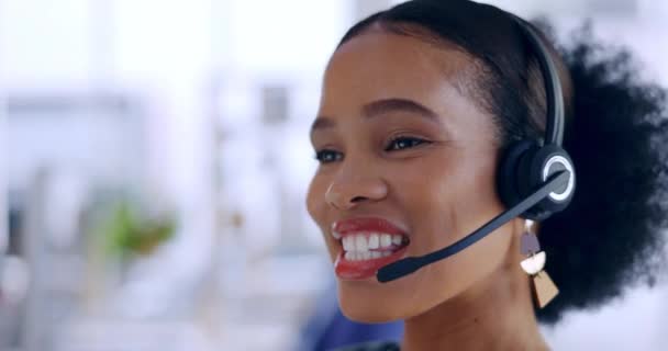 コールセンターでのお問い合わせ 黒人女性またはコンサルタントは 技術サポートでオンラインで話すか ネットワーキングします 顧客サービスにおける通信または会話におけるCrm 友好的または保険代理店 — ストック動画