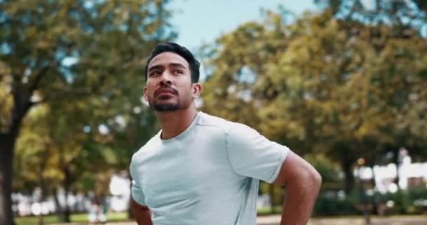 Γυμναστήριο Τρέξιμο Και Ξεκούραση Τον Άνθρωπο Στο Πάρκο Για Προπόνηση — Αρχείο Βίντεο