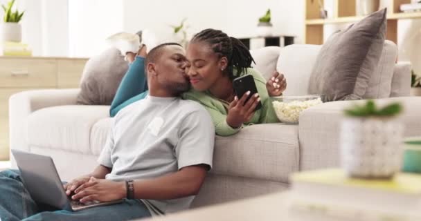 Τεχνολογία Αγάπη Και Χαλαρώσετε Μαύρο Ζευγάρι Φιλί Για Σπίτι Ρομαντισμό — Αρχείο Βίντεο
