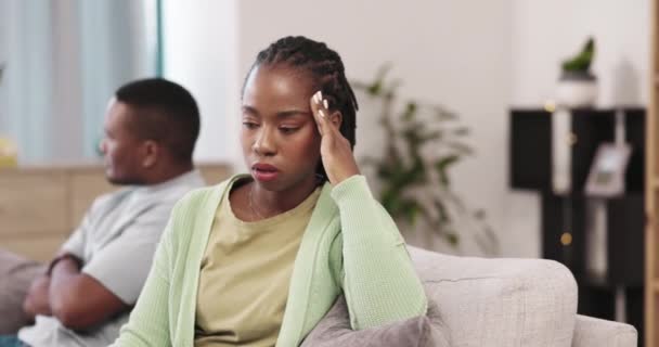 可悲的是 在沙发上与黑人夫妻为离婚 分手和冲突而争吵 关系问题和对家中客厅中的男人和女人抑郁 中毒或愤怒的挫败感 — 图库视频影像