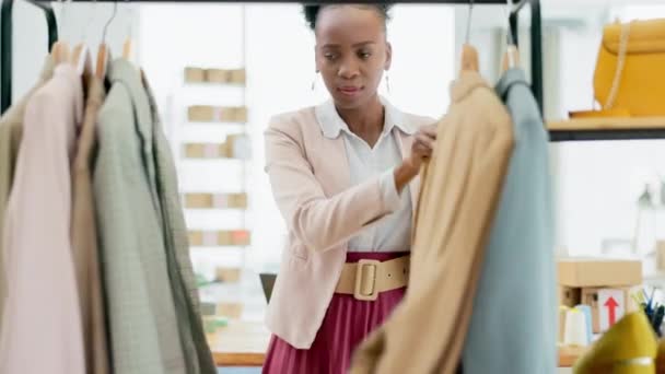 Mujer Negra Moda Chequeo Perchero Logística Pequeña Empresa Almacén Por — Vídeo de stock