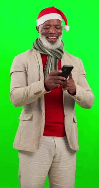 绿色屏幕 圣诞和黑色男人与智能手机 打字和连接在工作室的背景 成熟的男人 快乐的男人 年长的公民 带着手机 在社交媒体上发布 — 图库视频影像