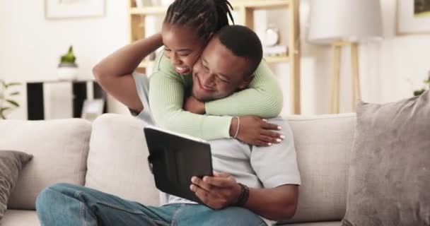 放轻松 平板电脑和黑人夫妇拥抱在客厅沙发上 带着快乐和微笑 在电视系列节目中 一个女人和一个男人一起在沙发上观看一个应用程序上的电影 — 图库视频影像
