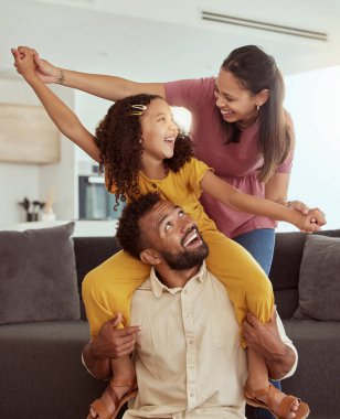 Aile evi, uçak taklidi yapmak ve annesiyle, babasıyla ve kızıyla birlikte eğlenmek. Oturma odası, anne ve baba kanepenin yanında bir çocuk, sevgi dolu bir aile desteği ve dinlenme odasında bir gülümseme..