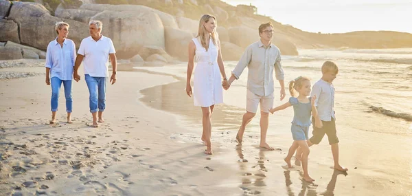 Rodinné Generace Procházky Pláže Západem Slunce Pro Muže Ženy Děti — Stock fotografie