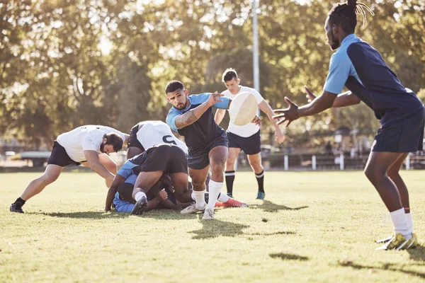 Deportes Rugby Hombres Pasan Pelota Campo Para Partido Práctica Juego —  Fotos de Stock