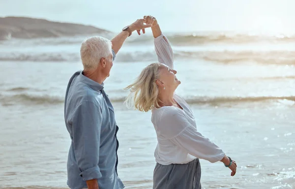 舞和老夫妇带着夏季的爱情 感情和旅行的双重情结度假 在希腊度假的时候 随波逐流 随波逐流地跳舞 在户外和沙滩上自由自在地生活着的老年人 — 图库照片