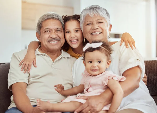 Ritratto Nonni Abbraccio Famiglia Con Bambini Felicità Soggiorno Divertimento Sorriso — Foto Stock