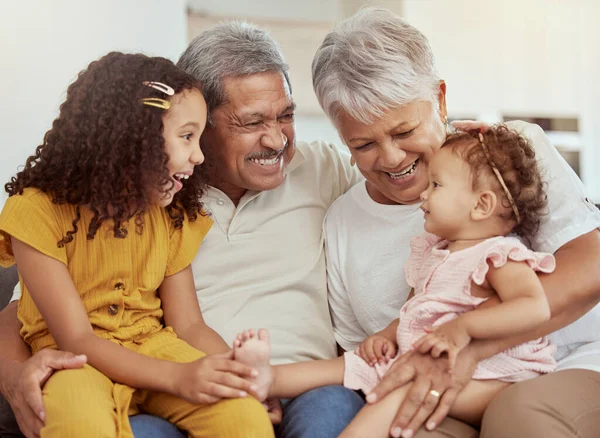 Hogar Abuelos Familia Con Hijos Felicidad Sofá Sala Estar Diversión — Foto de Stock