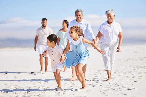 Vacaciones Familia Feliz Grande Corriendo Playa Para Jugar Vincularse Viaje — Foto de Stock