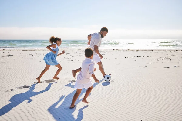 Μπάλα Ποδοσφαίρου Διασκέδαση Και Οικογένεια Στην Παραλία Ελευθερία Ευτυχία Και — Φωτογραφία Αρχείου