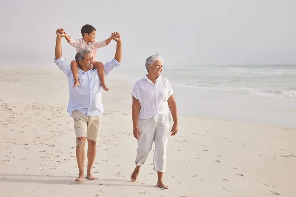 Семья Бабушка Дедушка Гуляющие Ребенком Пляжу Путешествующие Любовь Отдых Макетом — стоковое фото