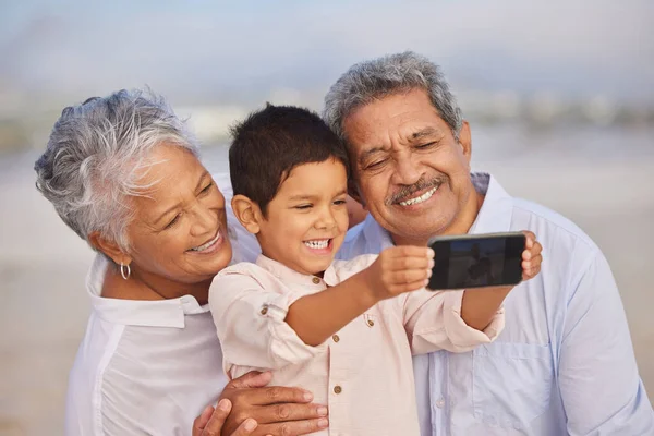 Selfie Sorriso Avós Com Criança Praia Para Férias Laços Gerações — Fotografia de Stock
