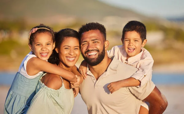 Familia Padres Cuestas Niños Playa Viajar Sonreír Retrato Con Amor — Foto de Stock