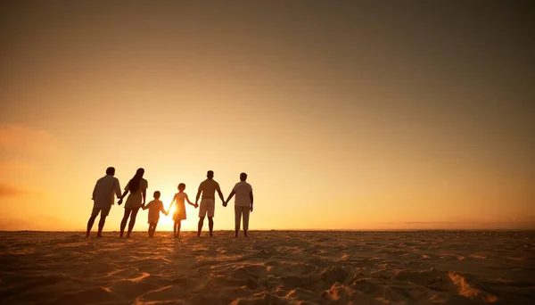 Familie Händchen Haltend Strand Bei Sonnenuntergang Und Generationen Großeltern Reisen — Stockfoto