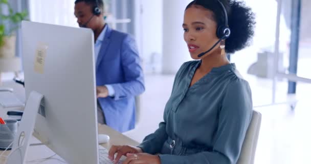 呼叫中心培训 帮助或黑人辅导或谈论销售团队的策略或想法 虚拟助理 平板电脑或非洲管理员正在谈论或帮助新的Crm代理 以实现我们在办公室的愿景 — 图库视频影像