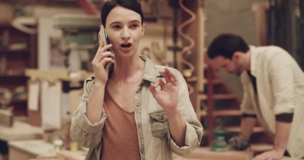 Жінка Телефонний Дзвінок Тесля Розмовляють Майстерні Планування Малого Бізнесу Жінка — стокове відео