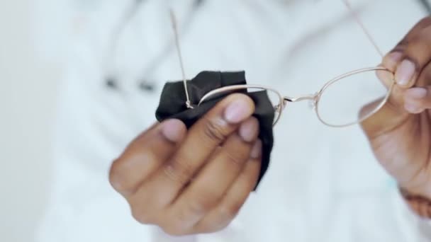 Optometría Visión Hombre Limpiando Gafas Una Clínica Para Una Prueba — Vídeo de stock