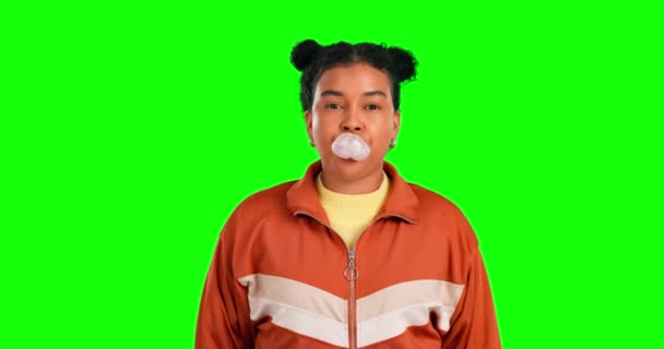 Tvář Šťastná Žena Foukající Žvýkačka Zelené Obrazovce Barevné Pozadí Chladný — Stock video