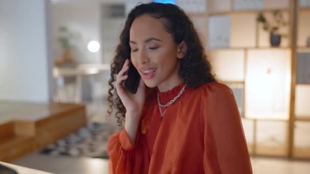 Femme Noire Ordinateur Portable Téléphone Consultation Conversation Discussion Dans Travail — Video
