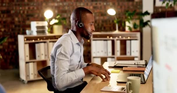 Adamları Çağrı Merkezi Gece Müşteri Hizmetlerinde Kulaklıklarla Danışmanlık Yerinde Tele — Stok video