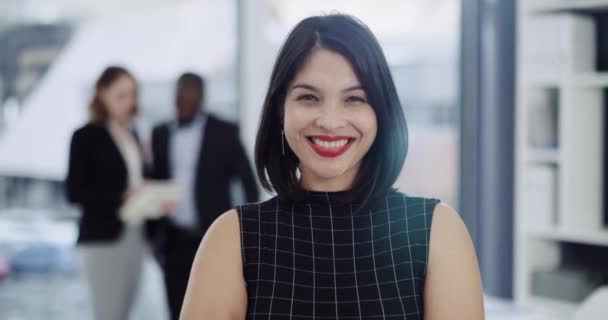 Şirket Kadını Portresi Işyerinde Mercekle Gülümseme Mutluluk Heyecan Profesyonel Girişimci — Stok video
