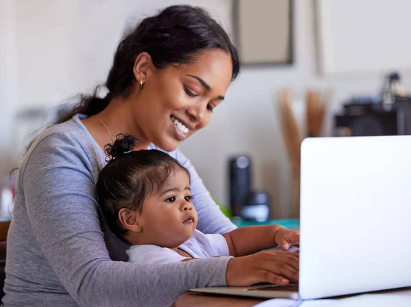 노트북 엄마가 부모의 임무에서 일하는 여자의 컴퓨터 아이를 프리랜서 — 스톡 사진