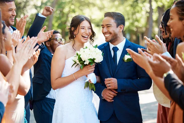 婚礼和宾客鼓掌庆祝爱情 浪漫和结合 年轻的新娘 带着一束鲜花和新郎走过人群 在户外为婚姻欢呼 — 图库照片