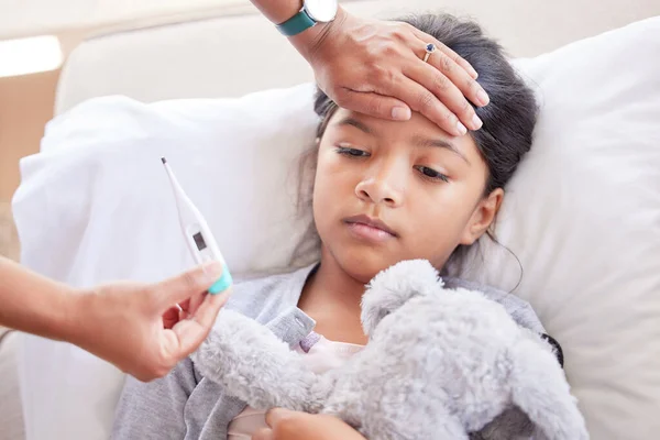 Hasta Endişeli Termometre Anne Çocuk Destek Hastalık Sağlık Hizmetleri Için — Stok fotoğraf