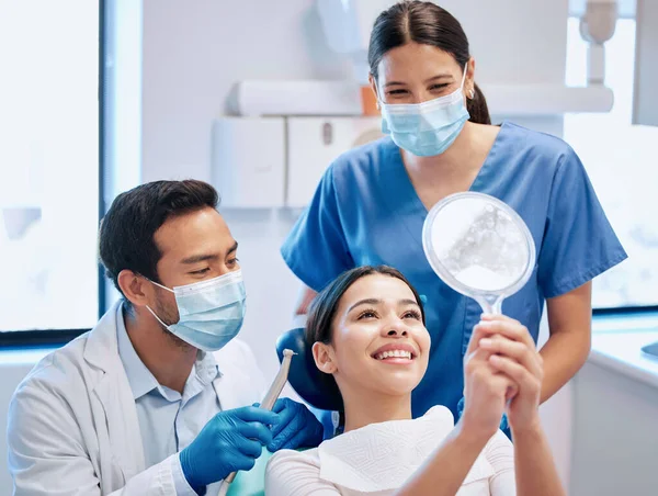 歯科医 女性は ホワイトニング ブレース 歯科相談後に歯をチェックします 口腔衛生 健康とクリーニングのための歯科医と幸せな女性患者の笑顔 — ストック写真