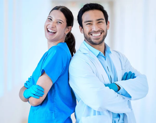 牙科医生 笑脸和胳膊与牙科诊所的助手和滑稽笑话交织在一起 女人和医护专业人员快乐 在工作场所笑着笑着 — 图库照片
