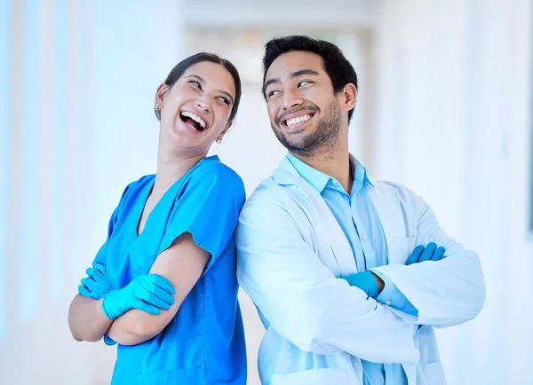 Dentysta Śmiech Ramiona Skrzyżowane Asystentem Zabawny Żart Gabinecie Stomatologicznym Klinice — Zdjęcie stockowe