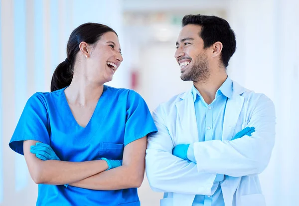 牙科医生 护士的笑声和胳膊与牙科诊所的助手和滑稽笑话交织在一起 女工和保健专业人员 快乐而又在工作场所笑着笑着 — 图库照片
