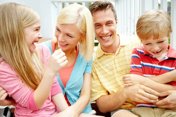 Nära Familj Som Möjligt Ung Familj Fyra Utanför — Stockfoto
