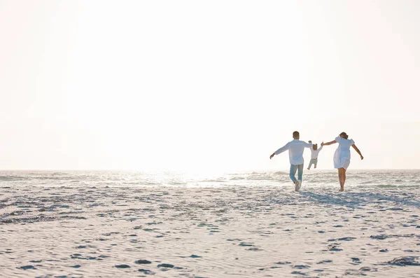 Familie Händchenhalten Und Spielen Strand Mit Attrappe Platz Für Urlaub — Stockfoto