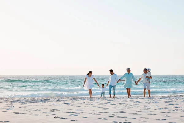 가족은 주말이나 휴가를 보내기 흉내를 해변을 조부모님들 부모님들 그리고 아이들은 — 스톡 사진