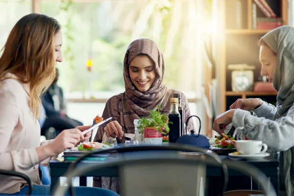 Mujeres Musulmanas Amigos Comiendo Restaurante Juntos Hablando Con Comida Sonrisa —  Fotos de Stock