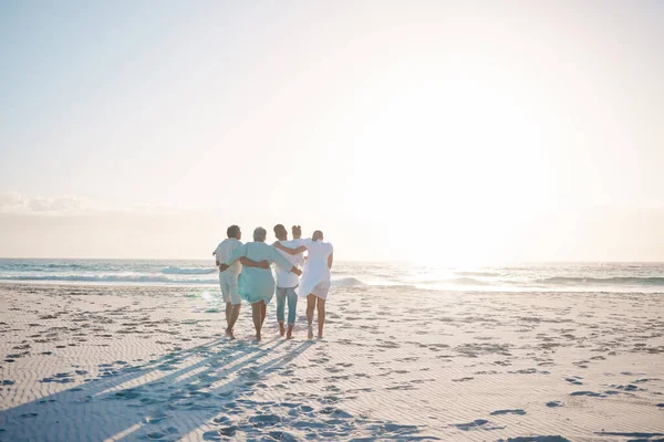 Gran Familia Abrazo Caminar Playa Con Espacio Maqueta Para Vacaciones —  Fotos de Stock