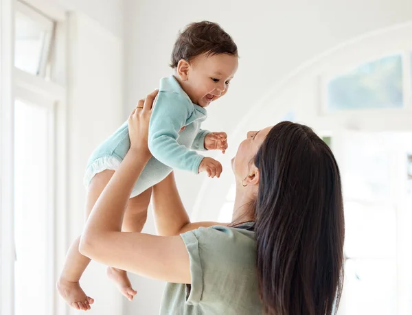 Mom Carrying Happy Baby Home Love Care Quality Time Together — Stock Photo, Image