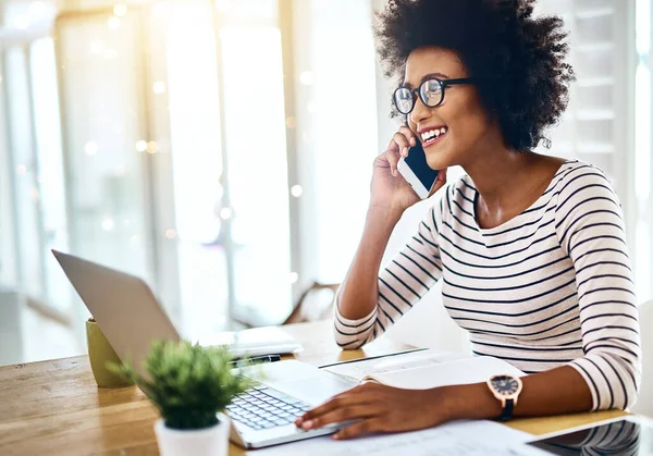 Llamada Telefónica Portátil Mujer Empleada Africana Hablando Comunicación Conversación Oficina —  Fotos de Stock