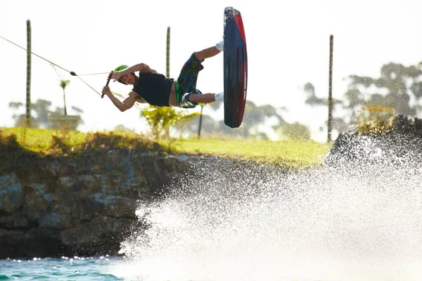 Allenamento Wakeboard Sport Estremi Con Uomo Nel Lago Azione Pausa — Foto Stock